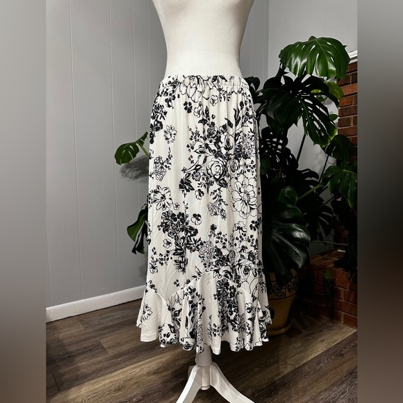 🛍️ Southern Lady white  with black floral skirt Size L - Picture 1 of 5